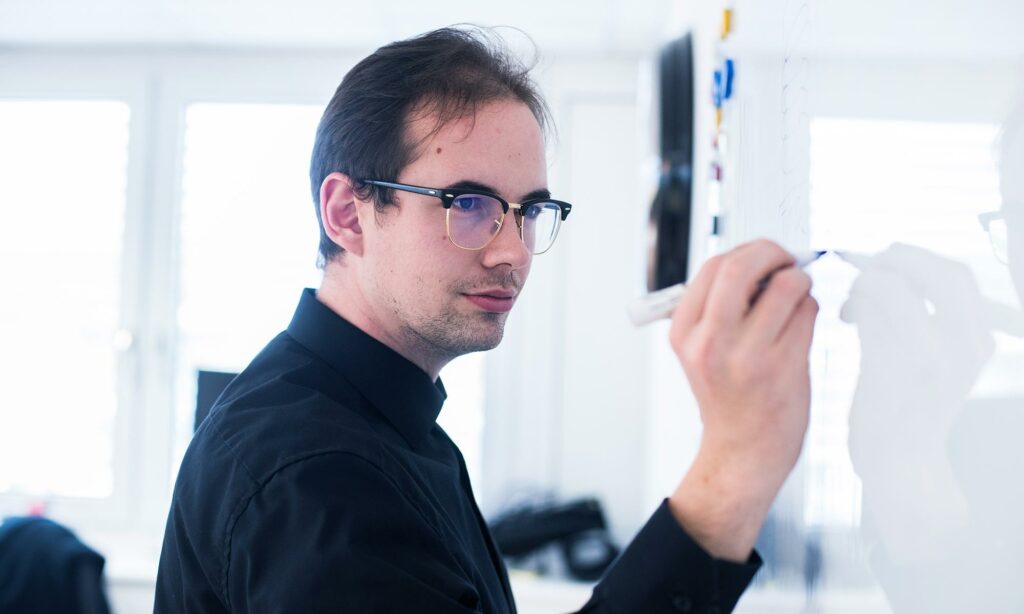 Zu sehen ist Dominik von Nöll EDV-Systeme GmbH beim Schreiben am Whiteboard