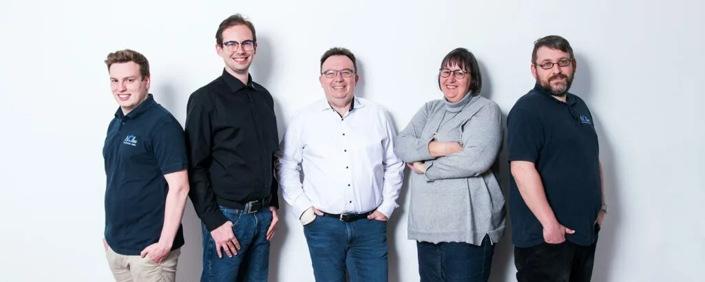 Zu sehen ist das gesamte Team hinter Nöll EDV-Systeme mit Geschäftsführer Andreas, Michaela, Dominik, Dennis und Marvin.